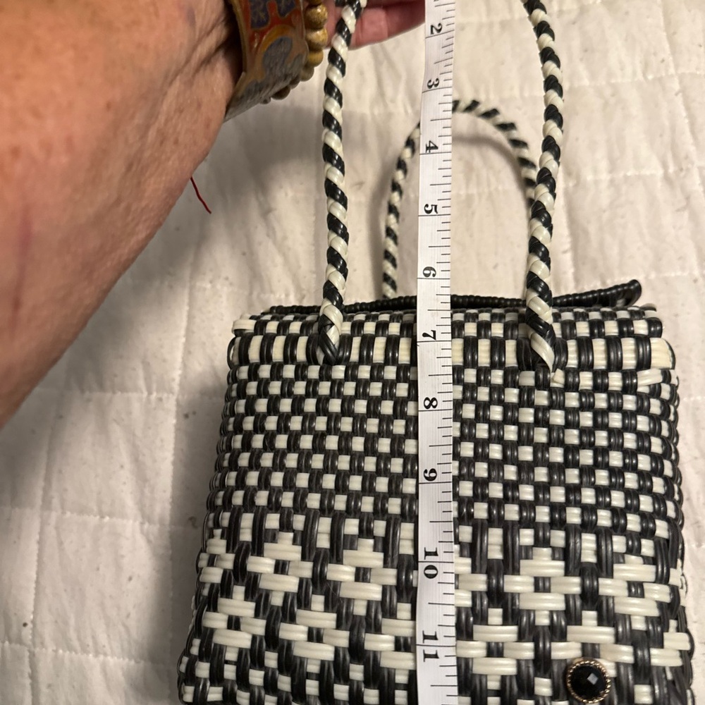 Stylish Black and White Woven Handbag - Picture 10 of 12